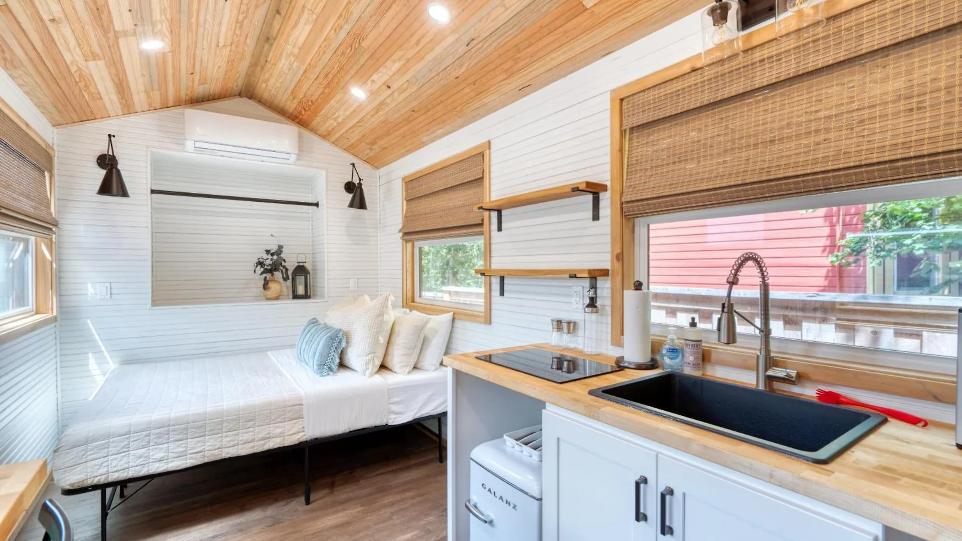 Stay Portland Collection - Tiny Farmhouse - Walk To Local Shops & Restaurants Holiday home