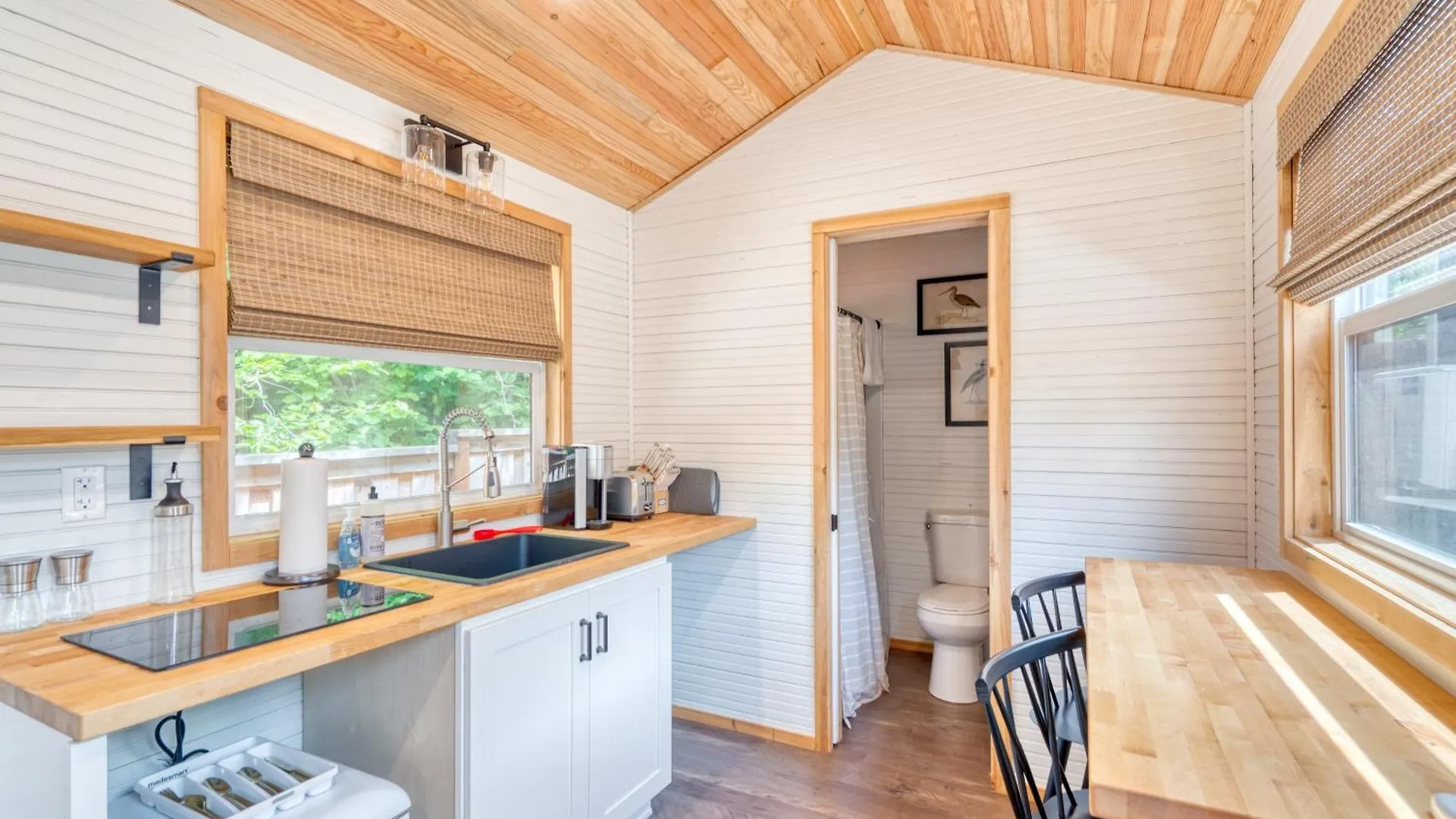 Stay Portland Collection - Tiny Farmhouse - Walk To Local Shops & Restaurants 0*,  United States