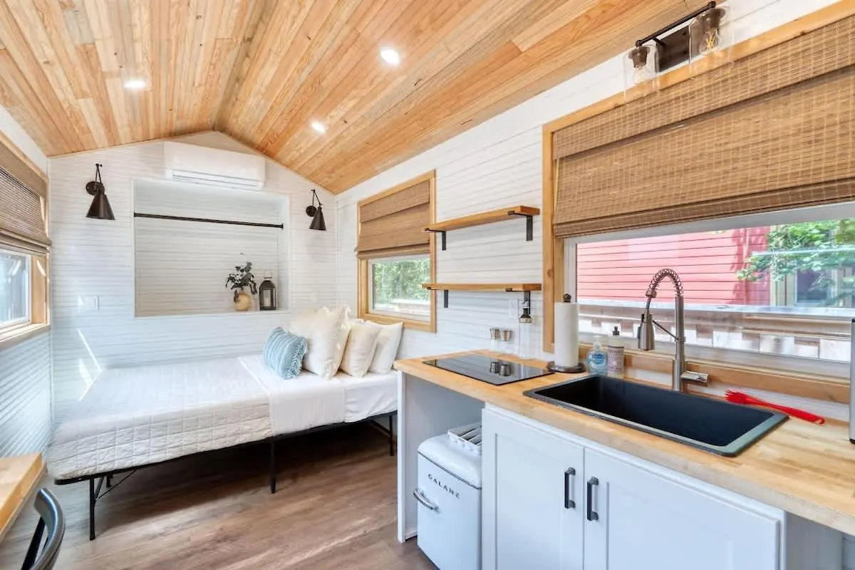 Stay Portland Collection - Tiny Farmhouse - Walk To Local Shops & Restaurants 0*,  United States