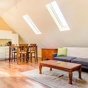 Urban Lodge, Quiet, Walkable, Near Holiday home