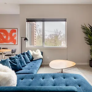 Retro Modern 2-bedroom With 90 Walkscore Holiday home